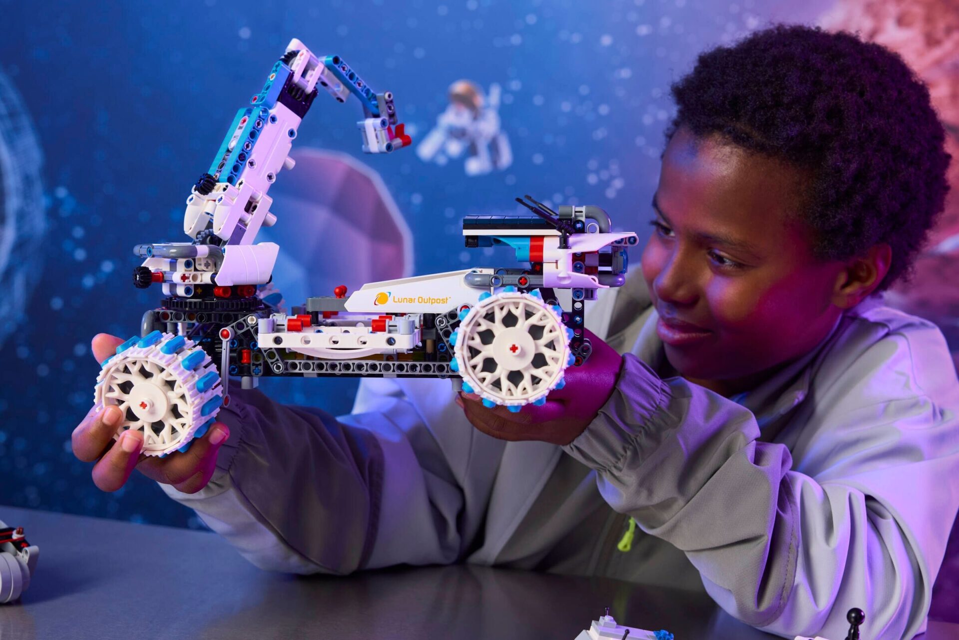LEGO 42211 Lunar Outpost Mondrover-Raumfahrzeug – Bild 11