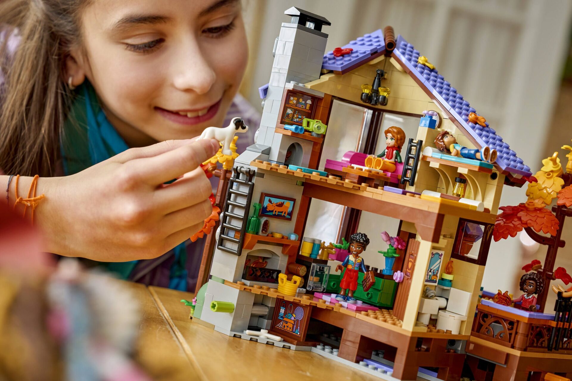 LEGO 42705 Gemütliche Hütte im Herbstwald – Bild 10