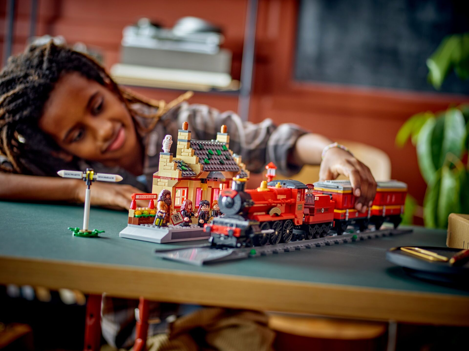 LEGO 76423 Hogwarts Express & der Bahnhof von Hogsmeade – Bild 7