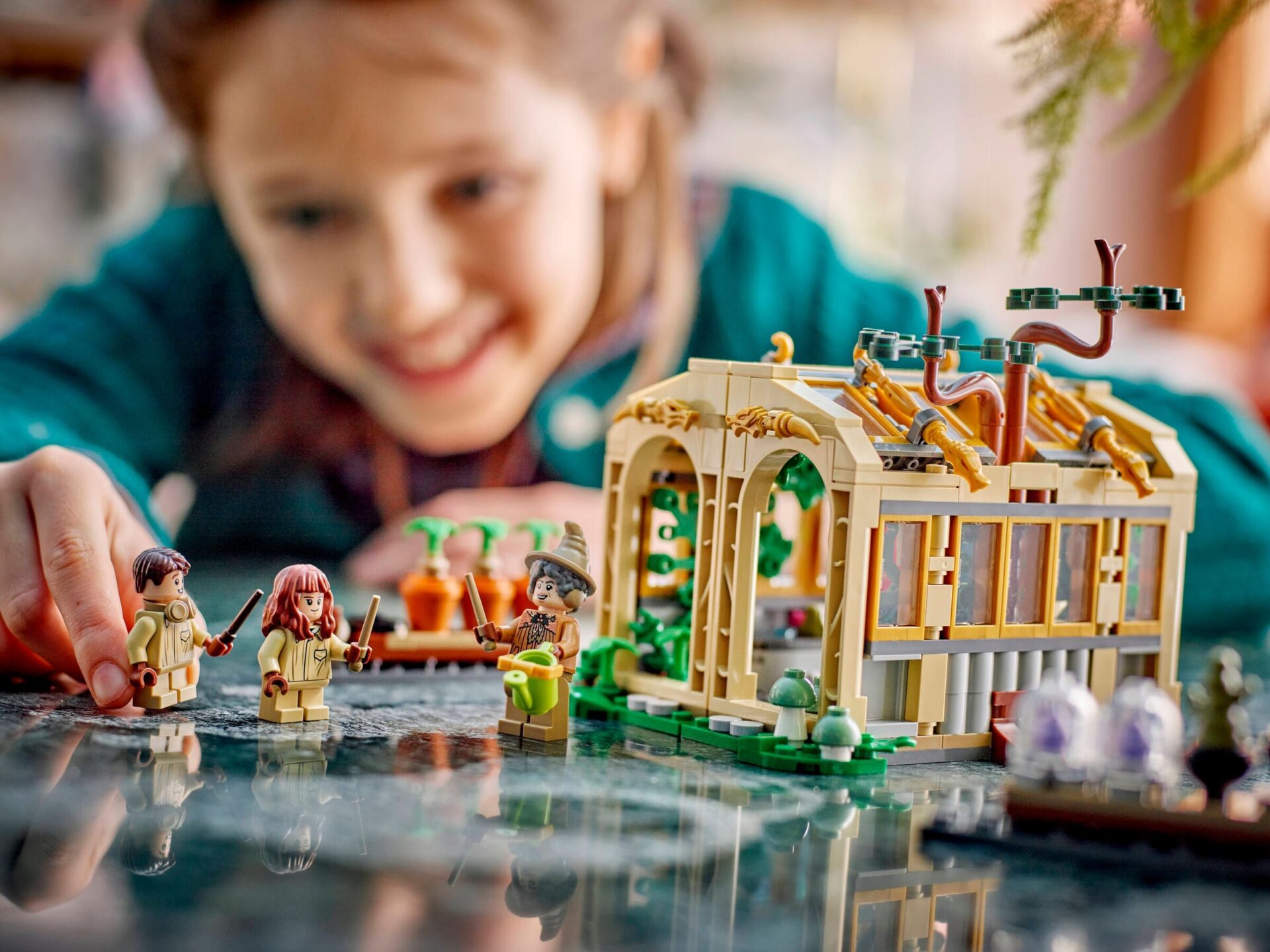 LEGO 76445 Schloss Hogwarts: Kräuterkundeunterricht – Bild 6