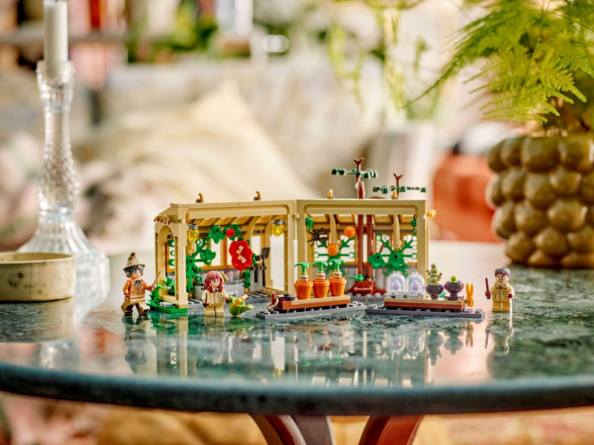 LEGO 76445 Schloss Hogwarts: Kräuterkundeunterricht – Bild 7