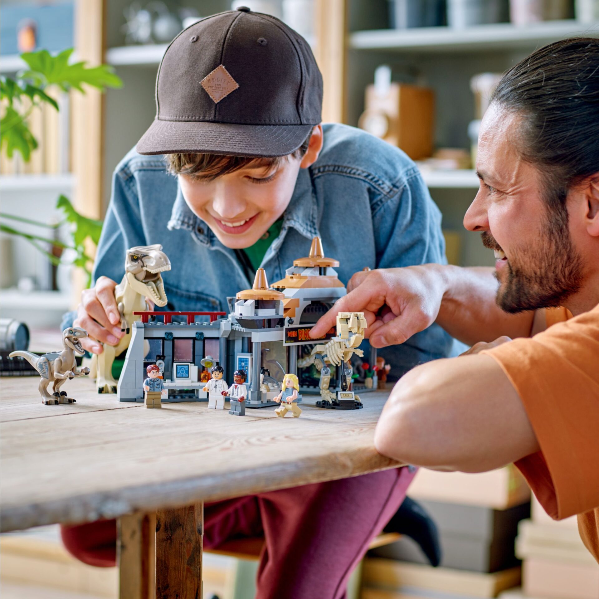 LEGO 76961 Angriff des T. Rex und des Raptors aufs Besucherzentrum – Bild 6